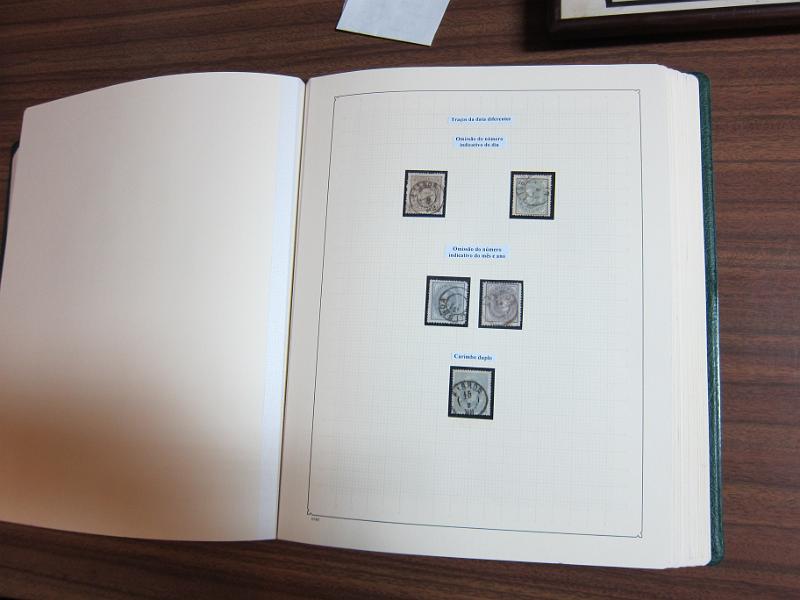 0018 (36).JPG -     Lote:    18      Marcofilia      Lotes Especiais       Descrição:         Portugal &mdash; Colecção especializada em dois álbuns com estudo especializado das marcas de duplo círculo e circulares de Lisboa, com selos de diversas emissões e cartas. Lote a ver.        Lote       Valor Base:     &euro; 1.000,00     Valor Venda:     Retirado     